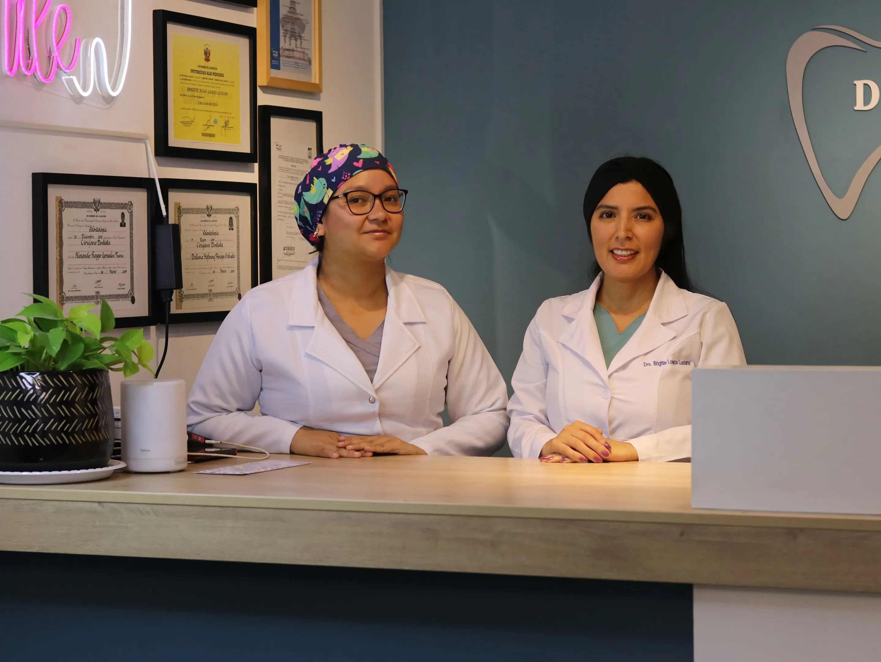 Doctoras de Duprin's Dental en la recepción del consultorio en San Miguel